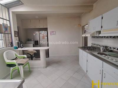 Casa de 4 alcobas en venta en Buenos Aires, Medellín, 300 m² · foto 2 de 20