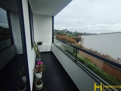 Apartamento de 4 alcobas en arriendo en Santa Elena, Medellín, 745 m² · foto 2 de 20