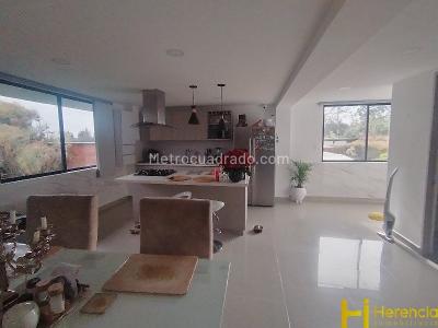 Apartamento de 4 alcobas en arriendo en Santa Elena, Medellín, 745 m² · foto 10 de 20