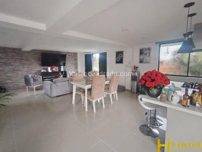 Apartamento de 4 alcobas en arriendo en Santa Elena, Medellín, 745 m² · foto 13 de 20