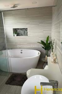 Apartamento de 4 alcobas en arriendo en Santa Elena, Medellín, 745 m² · foto 17 de 20