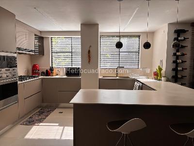 Apartamento de 3 alcobas en venta en Los Rosales Emaus, Bogotá, 250 m² · foto 2 de 18