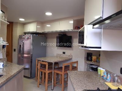 Apartamento de 3 alcobas en venta en Los Rosales, Bogotá, 218 m² · foto 8 de 16