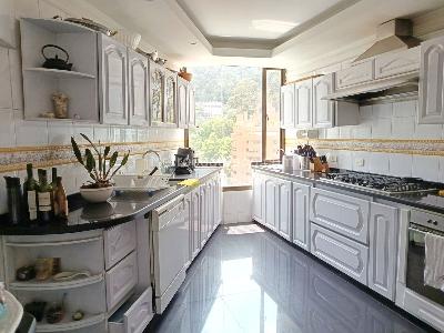 Apartamento de 3 alcobas en venta en Rosales Carr, Bogotá, 300 m² · foto 3 de 11