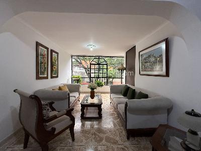 Casa de 5 alcobas en venta en Belen Rosales, Medellín, 287 m² · foto 2 de 19