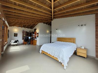 Casa de 5 alcobas en venta en Santa Elena, Medellín, 382 m² · foto 14 de 20