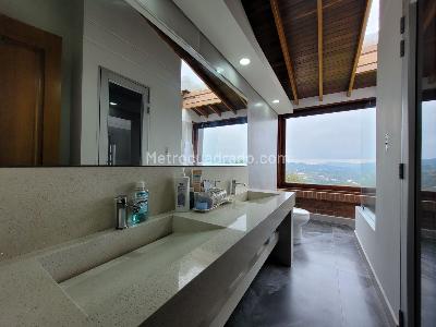 Casa de 5 alcobas en venta en Santa Elena, Medellín, 382 m² · foto 16 de 20