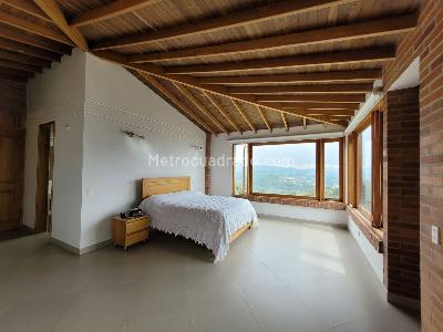 Casa de 5 alcobas en venta en Santa Elena, Medellín, 382 m² · foto 13 de 20