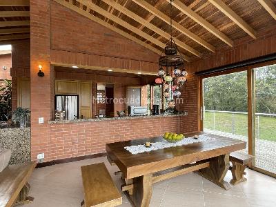 Casa de 5 alcobas en venta en Santa Elena, Medellín, 382 m² · foto 3 de 20