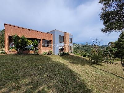 Casa de 5 alcobas en venta en Santa Elena, Medellín, 382 m² · foto 2 de 20