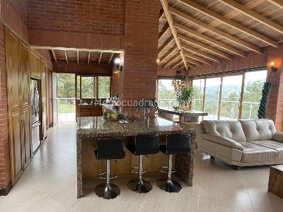 Casa de 5 alcobas en venta en Santa Elena, Medellín, 382 m² · foto 4 de 20