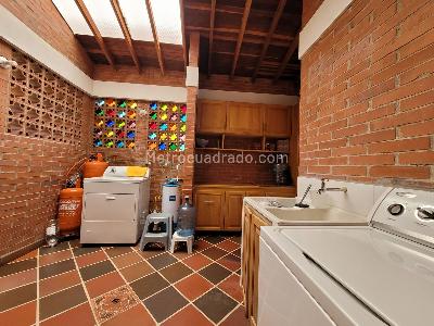 Casa de 5 alcobas en venta en Santa Elena, Medellín, 382 m² · foto 5 de 20