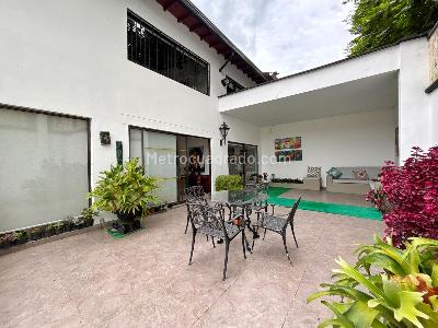 Casa de 3 alcobas en venta en El Poblado, Medellín, 262 m² · foto 2 de 20