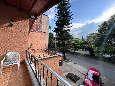 Casa de 5 alcobas en venta en Calasanz, Medellín, 256 m² · foto 3 de 20