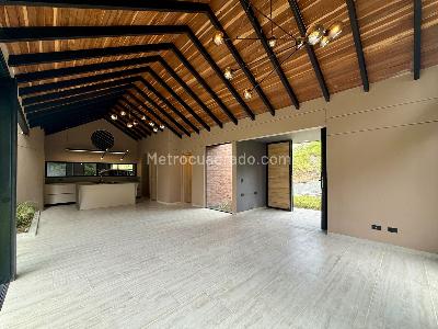 Casa de 3 alcobas en venta en Santa Elena, Medellín, 190 m² · foto 2 de 19