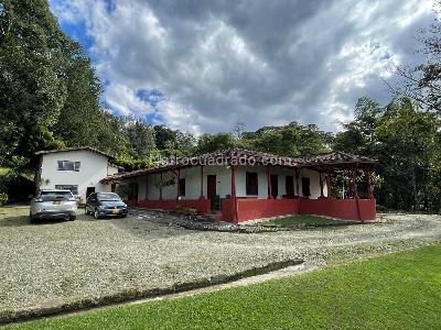 Casa de 5 alcobas en venta en Loma Del Escobero, Envigado, 500 m² · foto 3 de 18