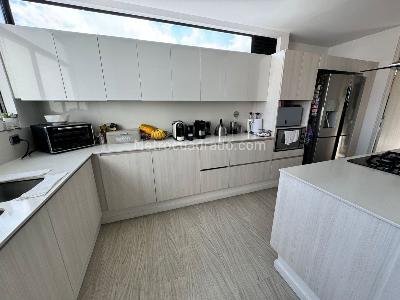 Apartamento en venta en Altos Del Poblado, Medellín · foto 3 de 19