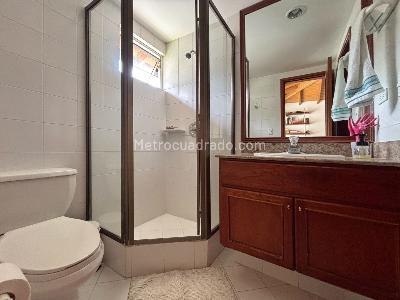 Casa de 3 alcobas en venta en Loma Benedictinos, Envigado, 273 m² · foto 17 de 20