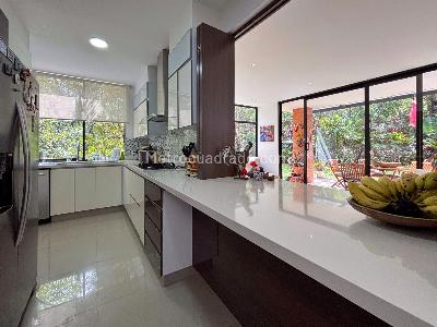Casa de 3 alcobas en venta en La Calleja, Envigado, 228 m² · foto 6 de 20