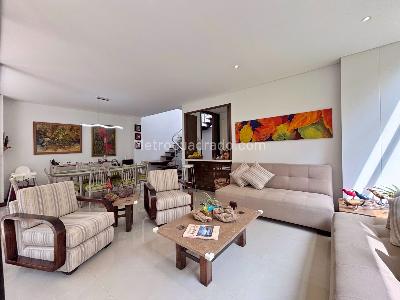 Casa de 3 alcobas en venta en La Calleja, Envigado, 228 m² · foto 3 de 20