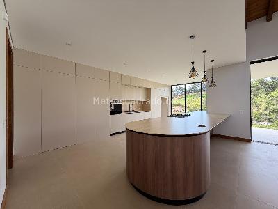 Casa de 3 alcobas en arriendo en El Hoyito, Rionegro, 380 m² · foto 2 de 19
