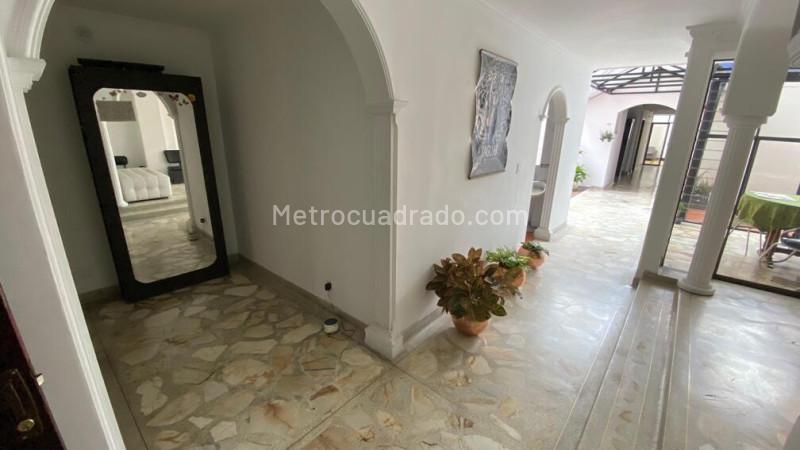 Apartamento de 5 Alcobas con 5 Baños y 2 Parqueaderos en Laureles - 3