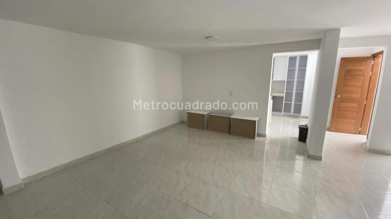 Casa de 4 Alcobas en Santa Mónica con 3 Baños y Parqueadero Cubierto