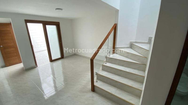 Casa de 4 Alcobas en Santa Mónica con 3 Baños y Parqueadero Cubierto - 2