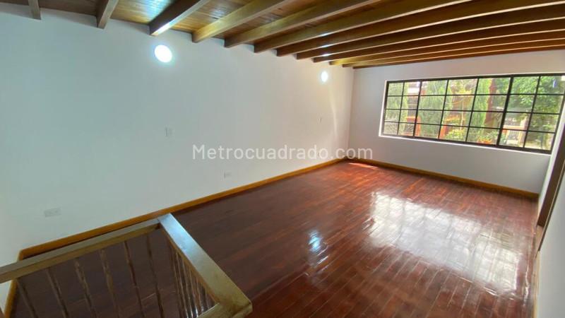 Casa de 4 Alcobas en Santa Mónica con 3 Baños y Parqueadero Cubierto - 9