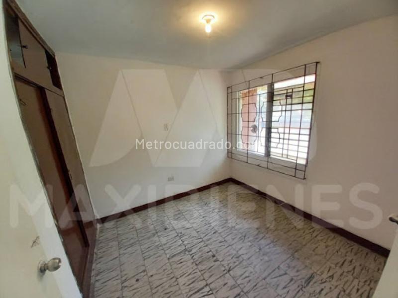 Large 5BR House Available in Calasanz