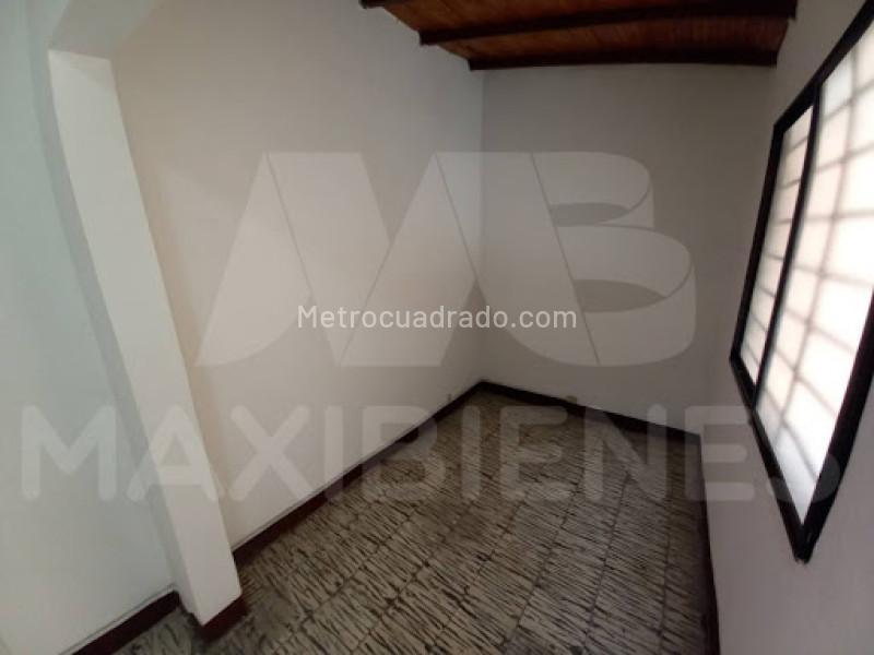 Casa Amplia de 5 Alcobas Disponible en Calasanz - 4