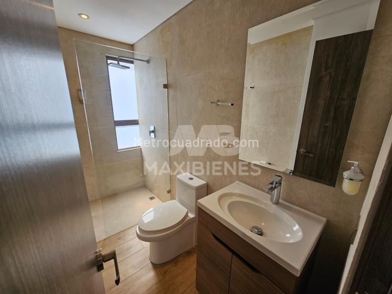 Apartamento de 2 Alcobas con Balcón en Conquistadores - 7