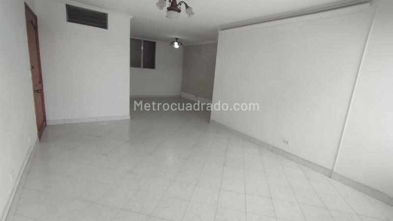 Spacious 3BR Apartment in La Castellana - 3
