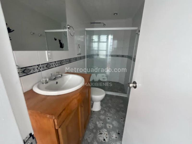 Casa Comercial de 5 Alcobas en Arriendo en Robledo - 4