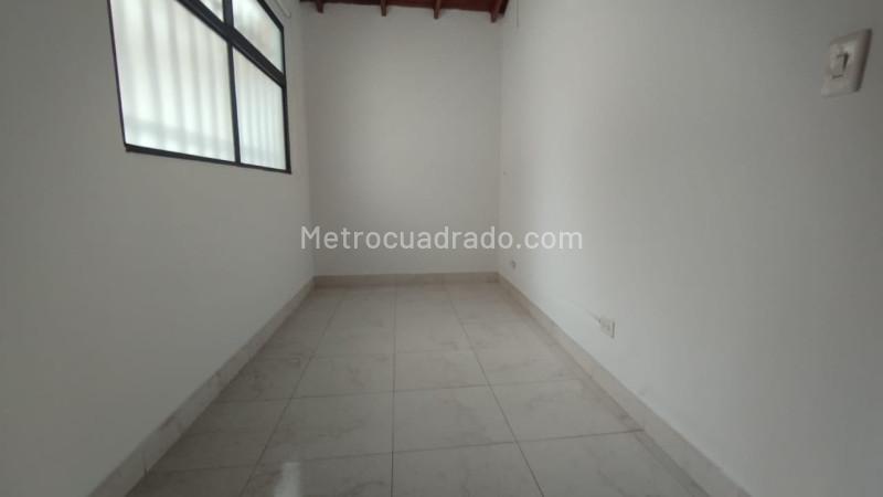 Casa Amplia de 4 Alcobas en Laureles - 8