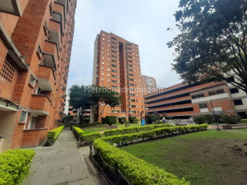 3BR Apartment with Balcony in Los Colores