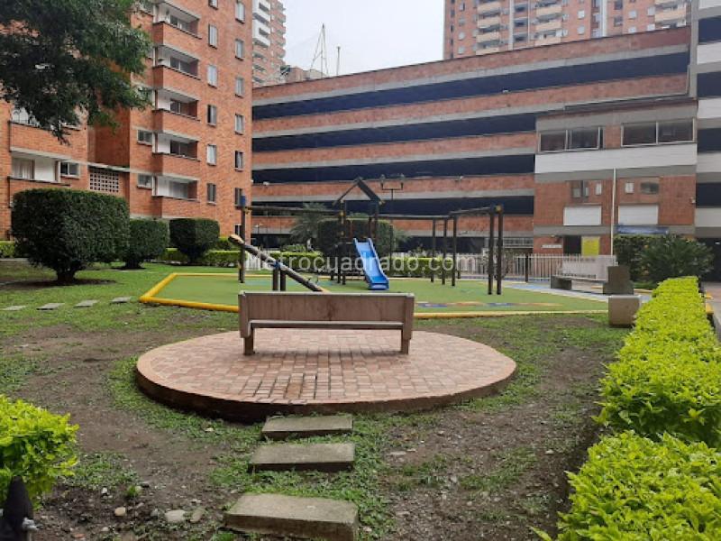 Apartamento de 3 Alcobas con Balcón en Los Colores - 2