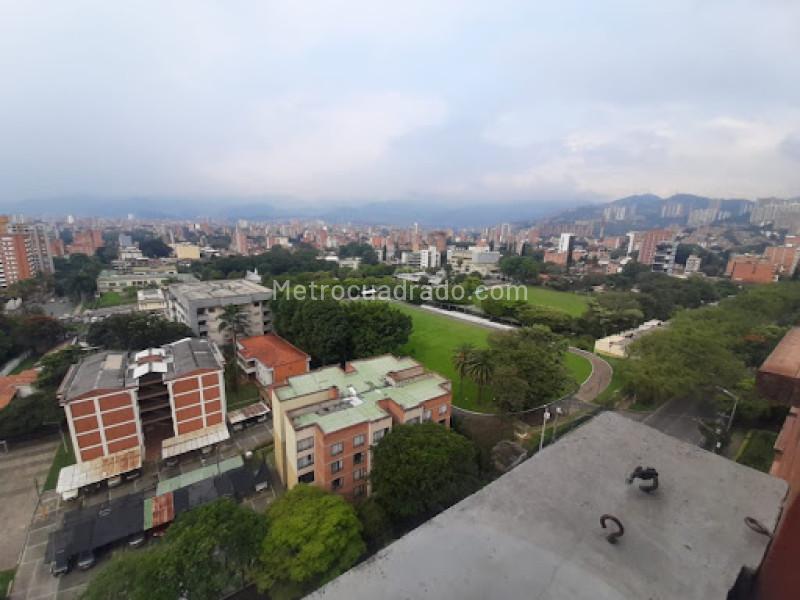 Apartamento de 3 Alcobas con Balcón en Los Colores - 3