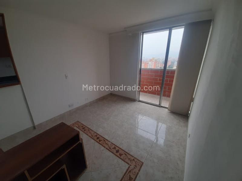 Apartamento de 3 Alcobas con Balcón en Los Colores - 6