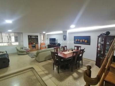 Apartamento de 4 alcobas en venta en Laureles, Medellín, 189 m² · foto 2 de 13