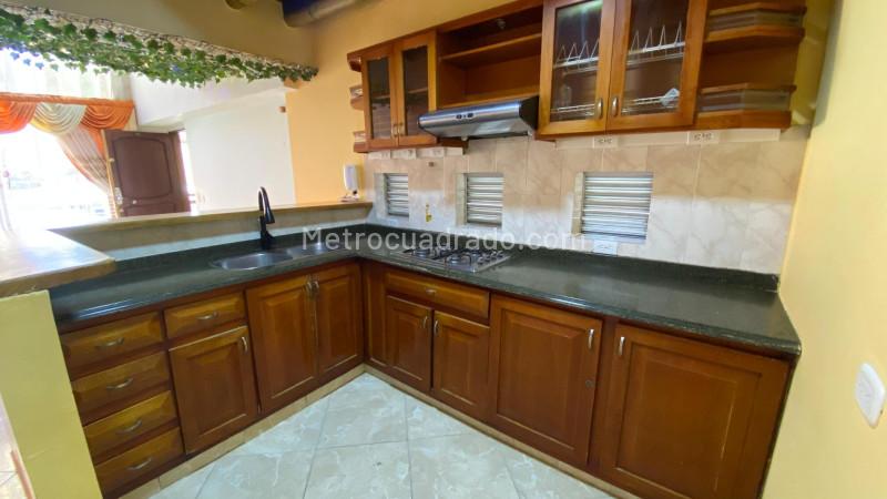 Spacious 4BR Apartment in Los Pinos - 3