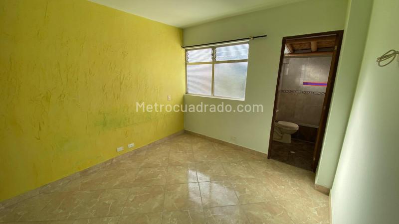 Spacious 4BR Apartment in Los Pinos - 5
