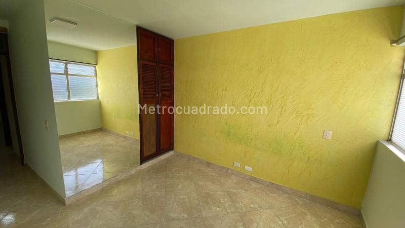 Spacious 4BR Apartment in Los Pinos - 6