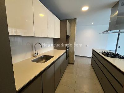 Apartamento de 2 alcobas en arriendo en Patio Bonito, Medellín, 104 m² · foto 4 de 15