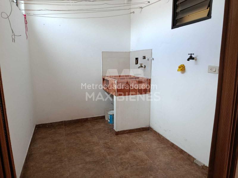 Spacious 3BR Apartment in Campo Amor - 8