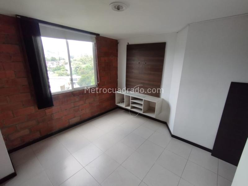 Spacious 3BR Apartment with Balcony in Pilarica - 2