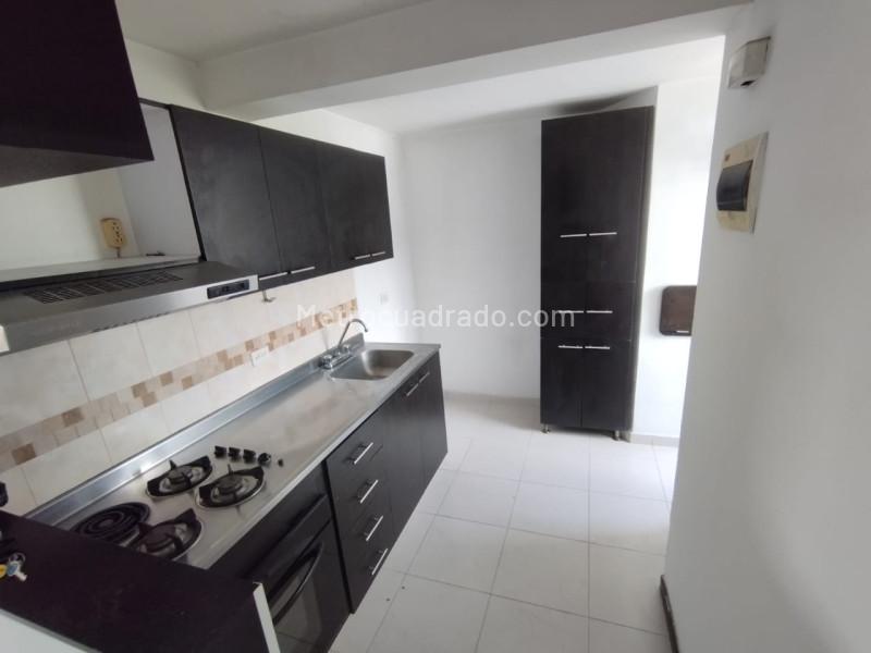 Spacious 3BR Apartment with Balcony in Pilarica - 5