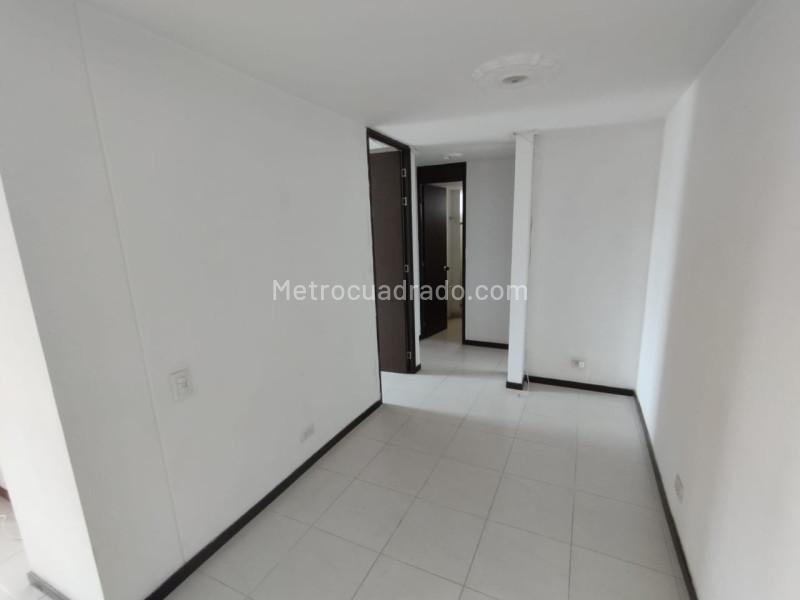 Spacious 3BR Apartment with Balcony in Pilarica - 7