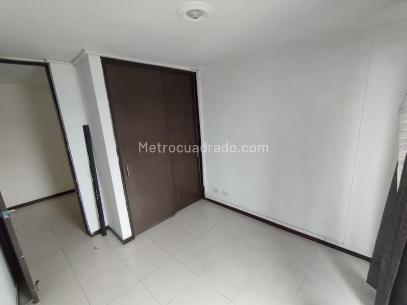 Spacious 3BR Apartment with Balcony in Pilarica - 8