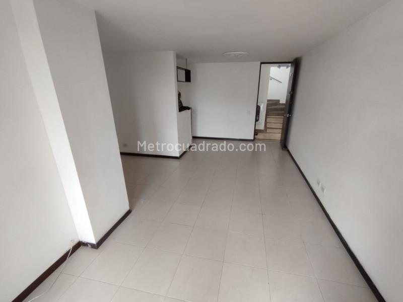 Spacious 3BR Apartment with Balcony in Pilarica - 9